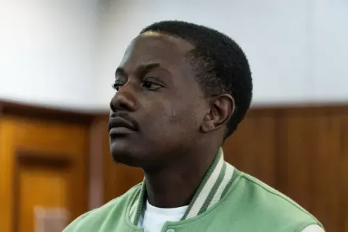 شاتونغا موغابي، نجل الرئيس الزيمبابوي الراحل، يظهر في قاعة المحكمة بعد توجيه تهمة الشروع في القتل إليه.