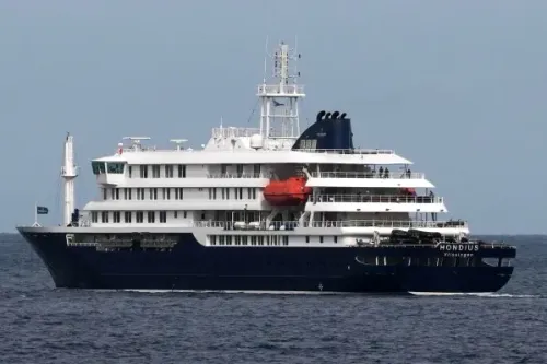 سفينة MV Hondius السياحية تبحر في المحيط الأطلسي، وسط جزر نائية، وسط تفشٍ نادر لفيروس الهانتا بين الركاب.