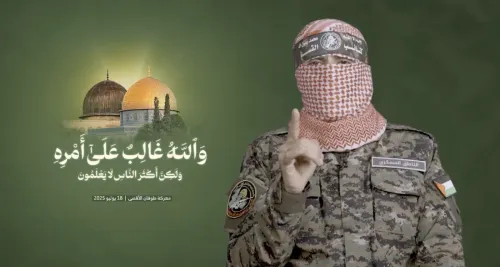 متحدث جديد باسم كتائب عز الدين القسام، مرتديًا كوفية حمراء، يعلن عن مقتل سلفه ويؤكد استمرار المقاومة ضد إسرائيل.