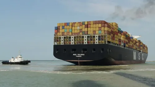 سفينة شحن MSC Valeria محملة بالحاويات، تتجه نحو ميناء إيطالي، حيث تُراقب شحنات عسكرية هندية متجهة إلى إسرائيل.