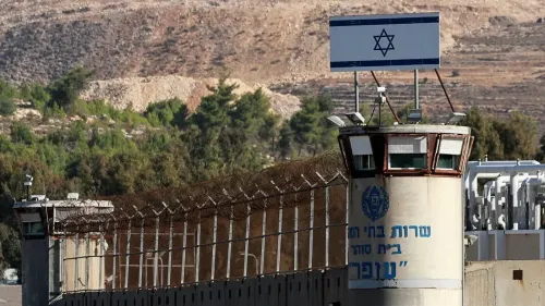 سجن مجدو الإسرائيلي، محاط بأسلاك شائكة، يعكس ظروف احتجاز صعبة وانتشار الأمراض المعدية بين المعتقلين.