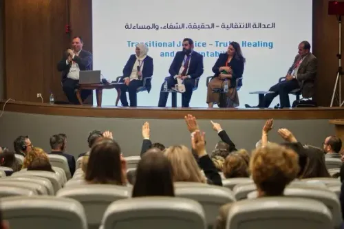 مناقشة مفتوحة حول العدالة الانتقالية في دمشق، مع مشاركة ممثلين عن المجتمع المدني السوري والاتحاد الأوروبي.