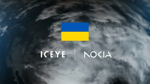 علم أوكرانيا مع شعارات شركتي Nokia وICEYE فوق صورة للأرض من الفضاء، تمثل التعاون لتطوير شبكة اتصالات فضائية سيادية لأوكرانيا.