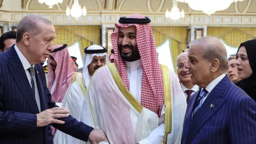 ولي العهد السعودي محمد بن سلمان مع الرئيس التركي رجب طيب أردوغان ورئيس الوزراء الباكستاني شهباز شريف خلال اجتماع اتفاقية مكة للدفاع المشترك.