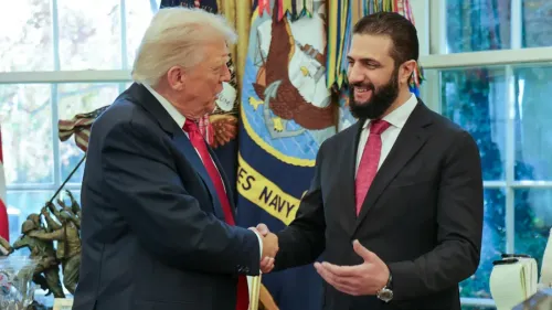 أحمد الشرع، الرئيس السوري، يتصافح مع ترامب في المكتب البيضاوي، ما يمثل تحولاً في العلاقات بين سوريا والولايات المتحدة.