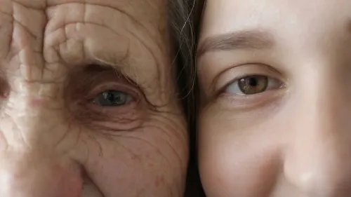 وجوه مقربة لشخصين، أحدهما مسن بتجاعيد واضحة والآخر شاب، تعبير بصري عن الفرق في العمر البيولوجي وتأثير علاج التليف الرئوي على تجديد البروتينات.