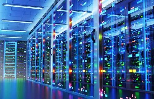 مركز بيانات حديث يحتوي على خوادم مضاءة بألوان زرقاء وبرتقالية يعكس بيئة تقنية متقدمة مرتبطة بأمن الذكاء الاصطناعي ومخاطر الوكلاء الهاربين.