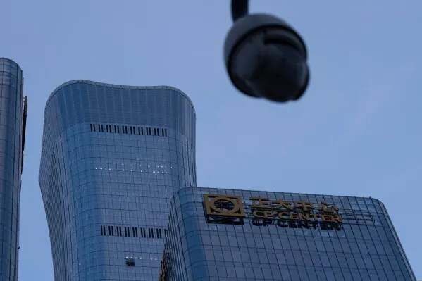 اصطدمت طائرة صغيرة ببرج CITIC في بكين، مما أدى إلى إخلاء المبنى وتجمع كبير للشرطة والإسعاف في المنطقة.