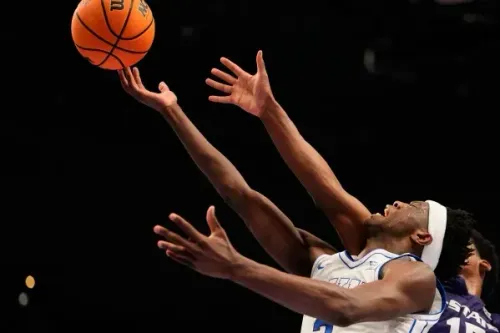 ديبانتسا لاعب جامعة بي واي يو يسجل نقطة خلال مباراة ضد ولاية كانساس، حيث يظهر التنافس الشديد في بطولة Big 12.