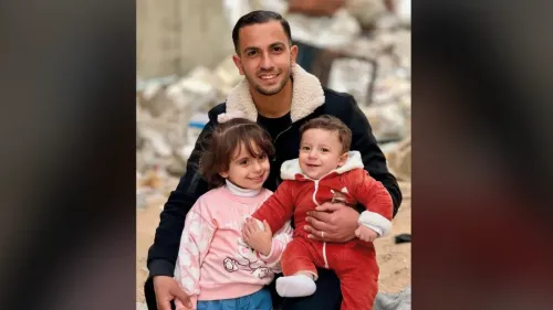 شخص يجلس مع طفلين في منطقة مدمرة، يعكس الأمل والبراءة وسط معاناة غزة.