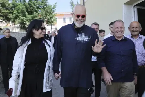 رئيس الوزراء الألباني إيدي راما يتجول مبتسمًا مع مؤيديه بعد الانتخابات، حيث حقق الحزب الاشتراكي فوزًا واضحًا.