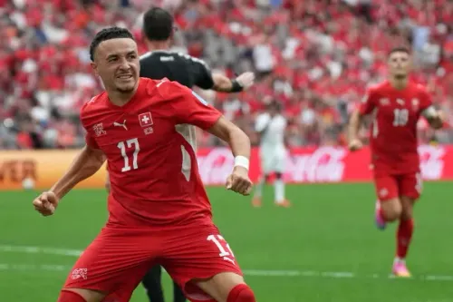 لاعب سويسري يرتدي الرقم 17 يحتفل بهدف في مباراة كرة قدم، في سياق مواجهة سويسرا والجزائر بكأس العالم 2024.