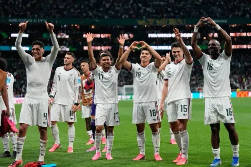 لاعبو منتخب المكسيك يحتفلون في ملعب أزتيكا بمكسيكو سيتي بعد تأهلهم لدور الـ32 في كأس العالم، مستفيدين من ارتفاع الملعب.