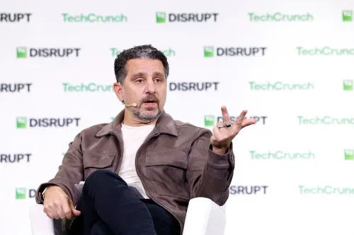 بانوس بانايّ يتحدث في مؤتمر TechCrunch Disrupt عن مستقبل الحوسبة المحيطة وأجهزة Bee الجديدة من أمازون مع التركيز على الخصوصية والتحكم.