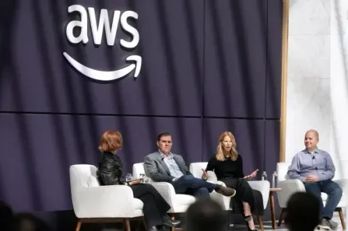 تظهر الصورة مجموعة من المتحدثين في فعالية تتعلق بشراكة Amazon مع OpenAI، مع شعار AWS خلفهم، مما يعكس أهمية التعاون في مجال الذكاء الاصطناعي.