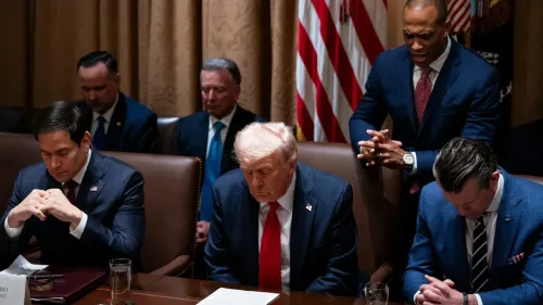 اجتماع سياسي يتضمن شخصيات بارزة، مثل ترامب، وهم يصلون في سياق مناقشة الحرب الإيرانية، مما يعكس تأثير الدين على السياسة الأمريكية.