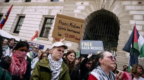 محتجون يحملون لافتات تدعو لحماية المدنيين في غزة، مع التركيز على انتهاكات القانون الدولي، في تظاهرة خارج وزارة الخارجية البريطانية.