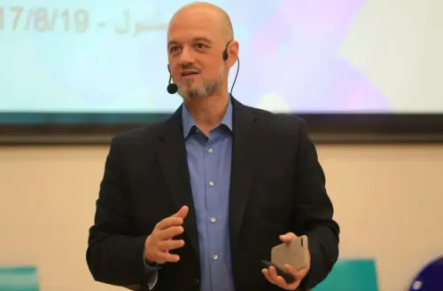 أنس التكريتي، المؤسس لمؤسسة قرطبة، يتحدث في مؤتمر، مع التركيز على قضايا حرية التعبير وحقوق الفلسطينيين بعد منعه من دخول كندا.