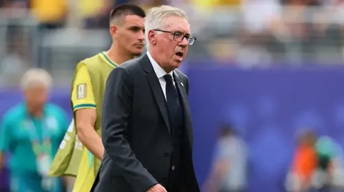 كارلو أنشيلوتي مدرب البرازيل يظهر بوجه حزين بعد خروج الفريق من دور الـ16 في كأس العالم 2026 أمام النرويج.