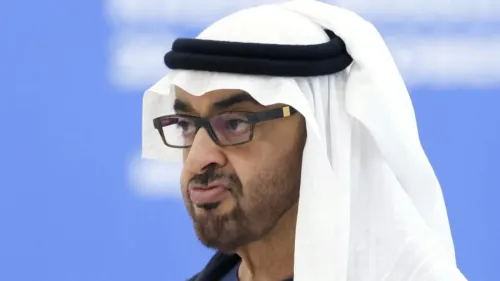 الشيخ محمد بن زايد آل نهيان، رئيس دولة الإمارات العربية المتحدة، يظهر في مؤتمر، مع تعبير جاد، في سياق الكشف عن صلاته بإبشتاين.