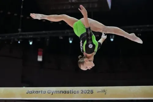 أنجلينا ميلنيكوفا تؤدي قفزة مدهشة على عارضة التوازن خلال بطولة العالم للجمباز في جاكرتا، محققةً عودة قوية بعد ثلاث سنوات.