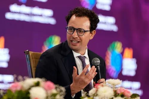 داريو أمودي، الرئيس التنفيذي لشركة Anthropic، يتحدث في مؤتمر حول تنظيم وتباطؤ تطوير الذكاء الاصطناعي لمواجهة المخاطر الوجودية.