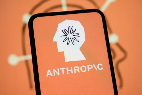 شعار شركة Anthropic على شاشة هاتف ذكي، مع خلفية برتقالية تبرز تركيز الشركة على نماذج الذكاء الاصطناعي والسلامة.