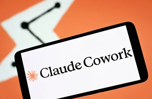 شعار منصة Claude Cowork على شاشة هاتف ذكي مع خلفية برتقالية، يعكس نمو استخدام تطبيقات Anthropic في الذكاء الاصطناعي المؤسسي.
