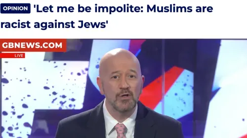 مقدم برنامج يتحدث في برنامج "جي بي نيوز" حول التحيز ضد المسلمين، حيث يصفهم بأنهم "عنصريون ضد اليهود"، مع خلفية ملونة.