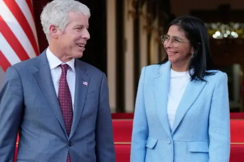 لقاء بين Delcy Rodríguez، الرئيسة الفنزويلية بالإنابة، ومسؤول أمريكي، يعكس تحسن العلاقات بين الولايات المتحدة وفنزويلا.