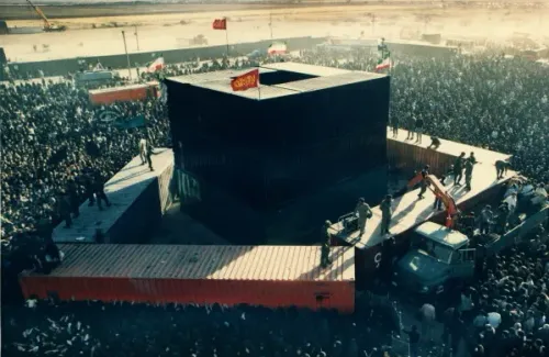 حشود ضخمة من المشيعين في جنازة آية الله روح الله الخميني في طهران عام 1989 وسط أجواء حزن وفوضى غير مسبوقة.