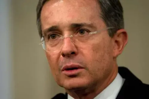 الرئيس الكولومبي السابق ألفارو أوريبي يتحدث في مؤتمر صحفي، بعد إلغاء إدانته بتهمة الرشوة والتلاعب بالشهود.