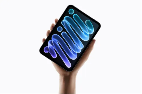 يد يحمل جهاز iPad mini الجديد بشاشة OLED مقاس 8.5 بوصة مع تصميم أنحف وأداء محسن من Apple.