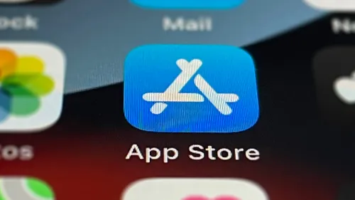 رمز تطبيق متجر آبل (App Store) على شاشة هاتف ذكي، مرتبط بتعديلات نظام شفافية تتبع التطبيقات (ATT) في الاتحاد الأوروبي.