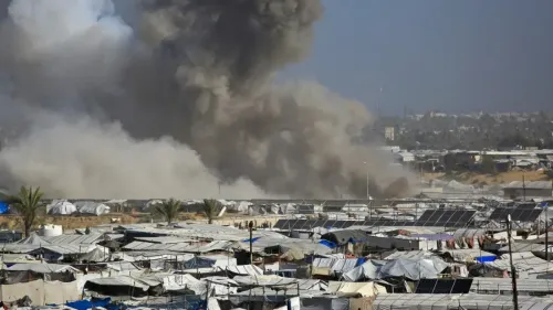 تصاعد الدخان فوق مخيمات النازحين في غزة بعد غارات جوية إسرائيلية، مما يعكس تدهور الوضع الإنساني والأمني في المنطقة.
