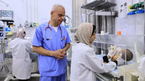 طبيب وممرضة يعملان في وحدة العناية المركزة للأطفال بمستشفى في غزة، حيث يتم تقديم الرعاية للأطفال المصابين نتيجة الهجمات العسكرية.