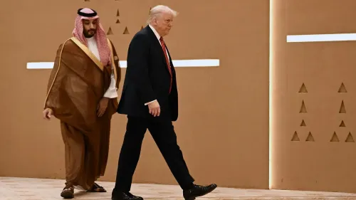 ترامب وولي العهد السعودي محمد بن سلمان يسيران معًا في حدث رسمي، يعكسان العلاقات السياسية والاقتصادية بين الولايات المتحدة والخليج.