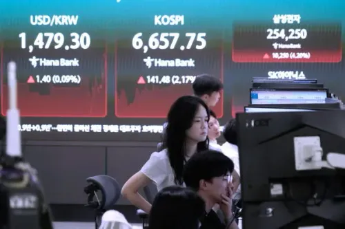 متداولون في بورصة كوريا الجنوبية يراقبون شاشات تعرض ارتفاع مؤشر Kospi وأسعار الأسهم المرتبطة بالذكاء الاصطناعي والرقائق.
