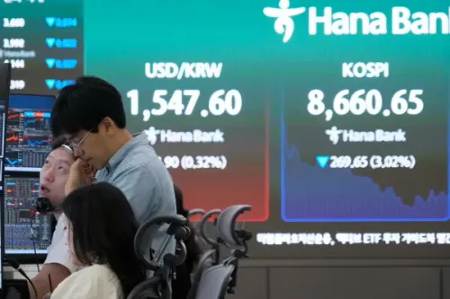 تظهر الصورة متداولين في سوق الأسهم الكوري الجنوبي، مع شاشة تعرض أسعار صرف الدولار مقابل الوون ومؤشر كوسبي، في سياق تراجع الأسواق.