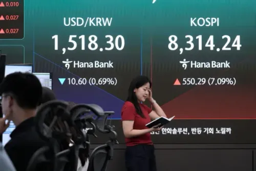 امرأة تحمل دفتر ملاحظات وتقف أمام شاشة تعرض أسعار صرف الدولار الأمريكي مقابل الوون الكوري ومؤشر كوسبي، مع ارتفاع ملحوظ في السوق.
