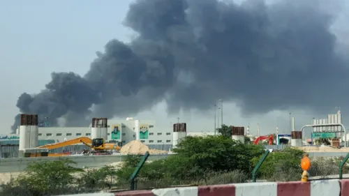 تصاعد دخان أسود كثيف من منشآت صناعية في الخليج، مما يعكس تأثير الهجمات الإيرانية على البنية التحتية للطاقة في المنطقة.