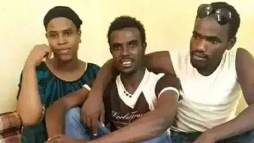 مجموعة من الأشخاص من القرن الأفريقي يجلسون معًا، يعبرون عن مشاعر القلق والتوتر بسبب الإعدامات الوشيكة في السعودية.