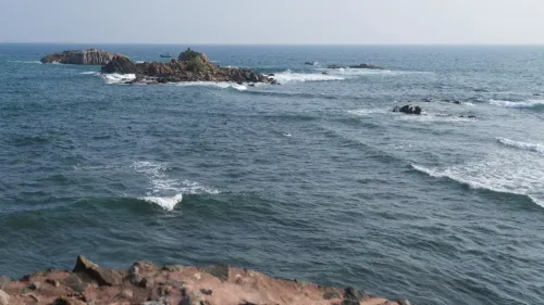 صورة تظهر البحر قبالة سواحل سريلانكا مع صخور صغيرة، حيث وقعت ضربة أمريكية على الفرقاطة الإيرانية "إيريس دينا".