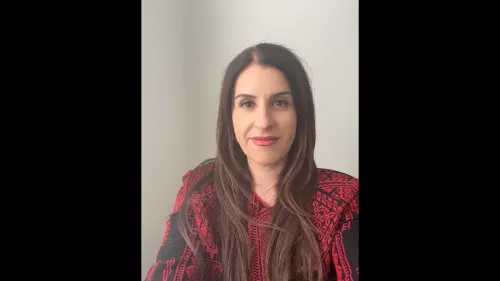 صورة لرندة عبد الفتاح، كاتبة فلسطينية ترتدي ثوبًا تقليديًا، تعبر عن قضايا ثقافية وسياسية في ظل إلغاء ظهورها في مهرجان أديلايد.