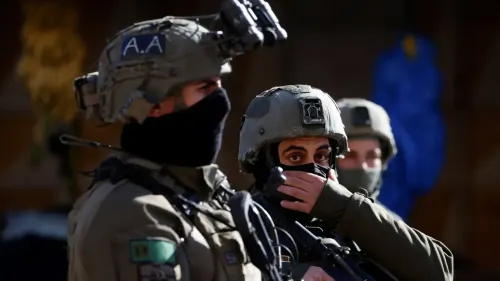 جنود إسرائيليون يرتدون زيهم العسكري الكامل، مع التركيز على تفاصيل معداتهم، في سياق الوضع الأمني الحالي في إسرائيل.