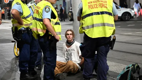 اعتقال متظاهر مؤيد لفلسطين من قبل الشرطة الأسترالية خلال احتجاجات ضد زيارة الرئيس الإسرائيلي في سيدني.