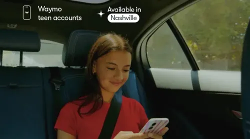 مراهقة تستخدم هاتفها داخل سيارة ذاتية القيادة من Waymo في ناشفيل، تعكس تجربة استقلالية آمنة للمراهقين تحت مراقبة الوالدين.