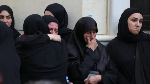نساء يرتدين الحجاب الأسود يعبرن عن الحزن والحداد، مع ظهور مشاعر الألم على وجوههن، في سياق الأحداث المتصاعدة في لبنان.