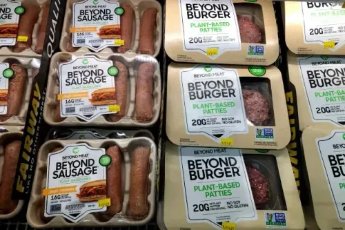 منتجات شركة Beyond Meat من النقانق والبرغر النباتي، مع تفاصيل التغذية، في قسم الأطعمة المجمدة بمتجر.