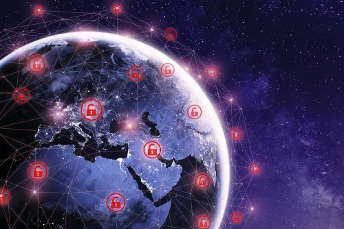شبكة الإنترنت مع رموز أقفال حمراء مفتوحة تشير إلى اختراقات أمنية في بروتوكول BGP وتأثيرها على تحديثات Softaculous.